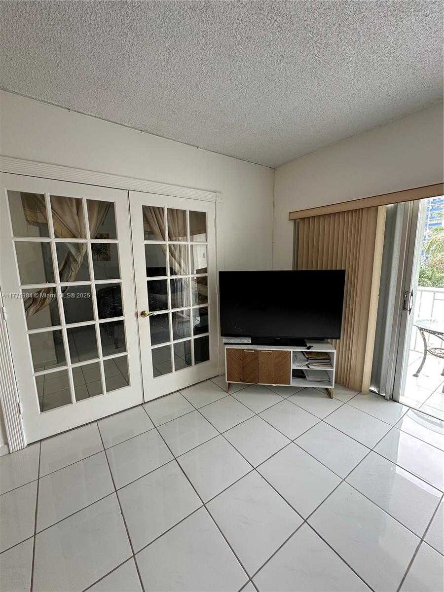 Small Image of 500 BAYVIEW DR #217, Sunny Isles Beach Number 2