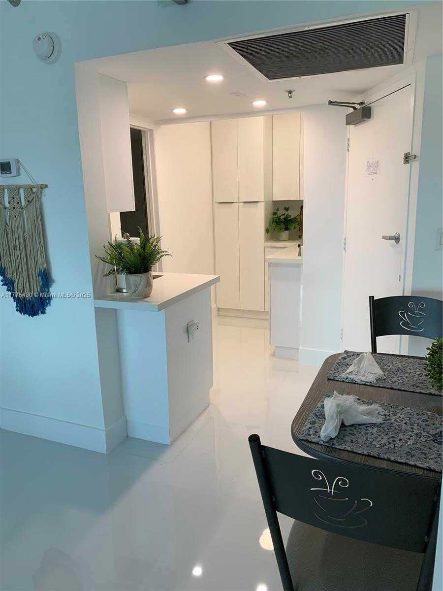 Small Image of 5445 COLLINS AVE #1520, Miami Beach Number 10
