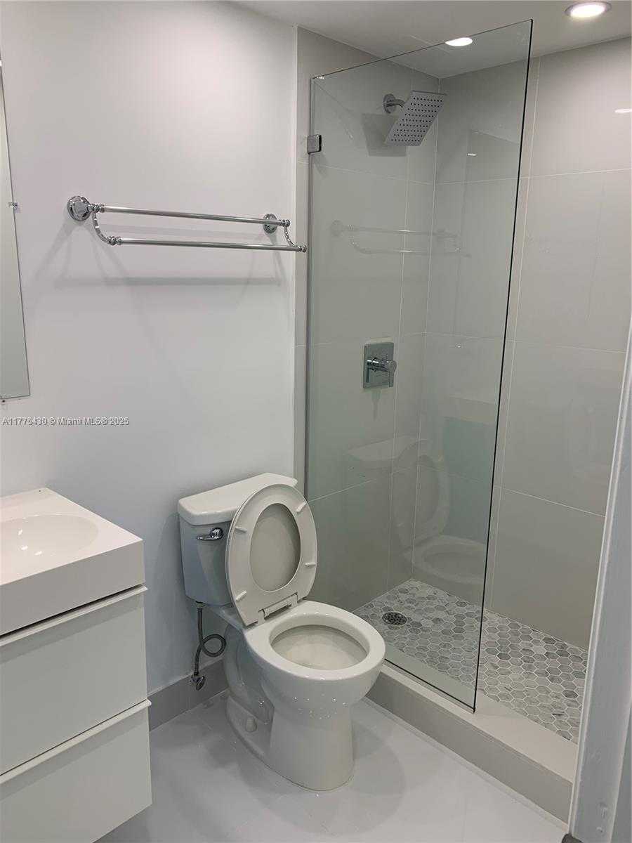 Small Image of 5445 COLLINS AVE #1520, Miami Beach Number 14
