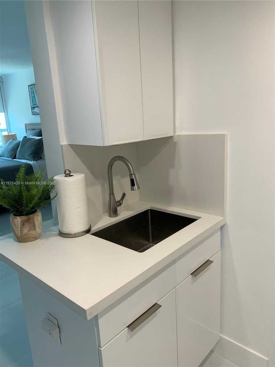 Small Image of 5445 COLLINS AVE #1520, Miami Beach Number 8