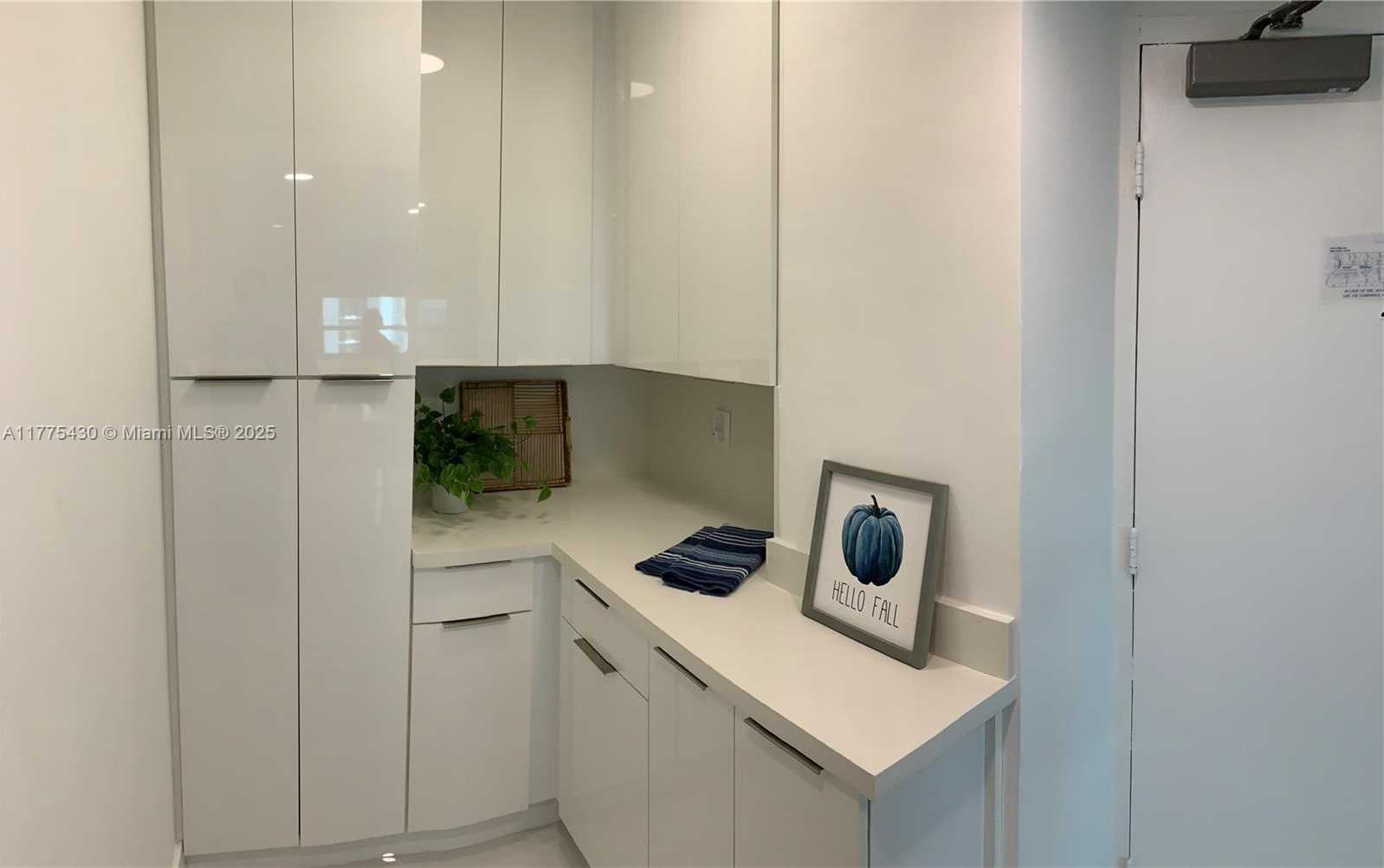 Small Image of 5445 COLLINS AVE #1520, Miami Beach Number 9