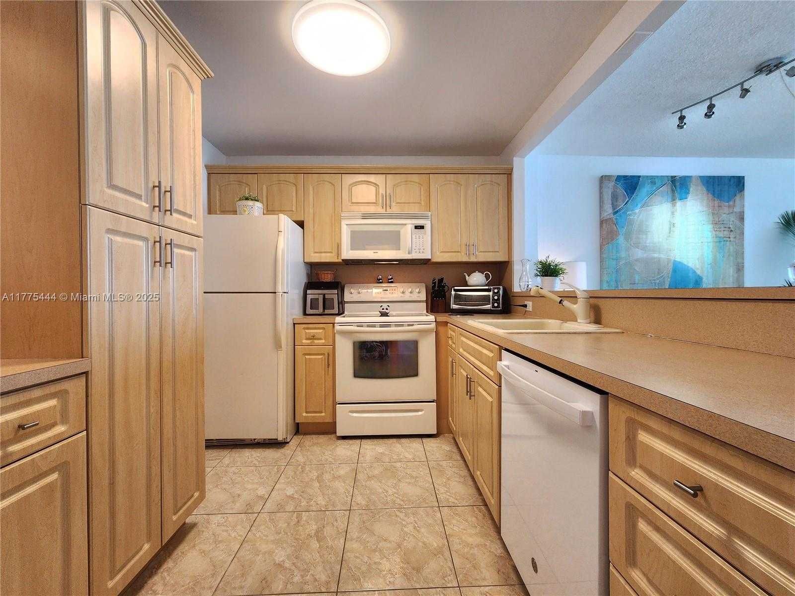 Small Image of 3725 SOUTH OCEAN DR #1212, Hollywood Number 9