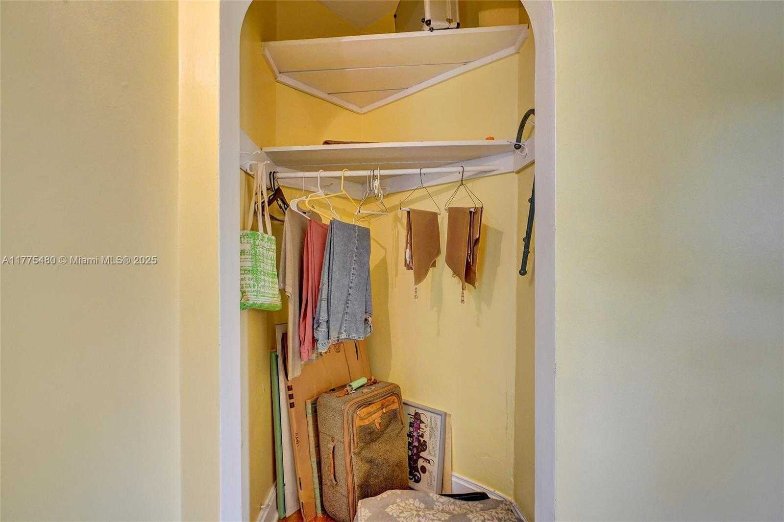 Small Image of 421 GRAND CONCOURSE #1, Miami Shores Number 31