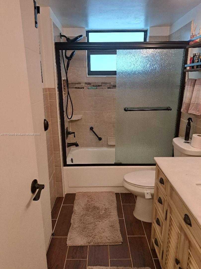 Small Image of 5501 LAKESIDE DR #204, Margate Number 11