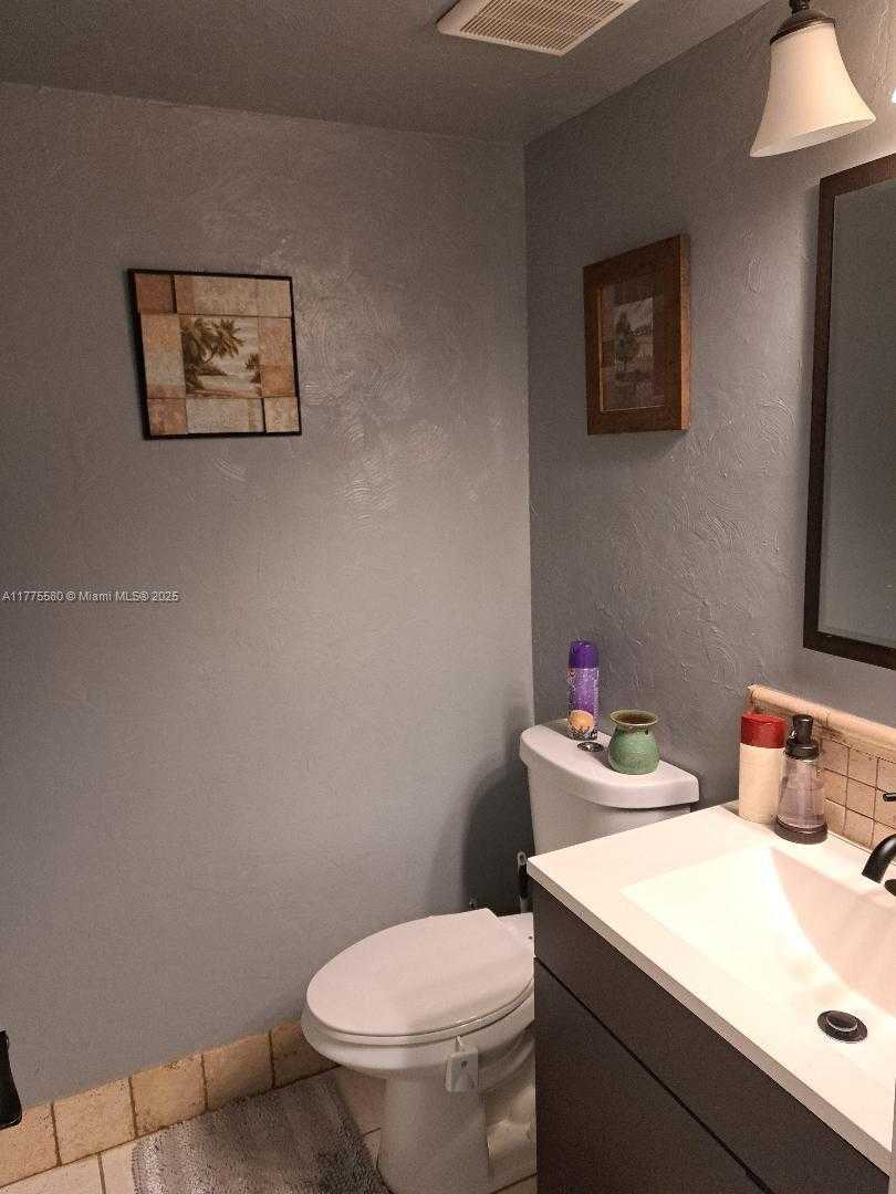 Small Image of 5501 LAKESIDE DR #204, Margate Number 12