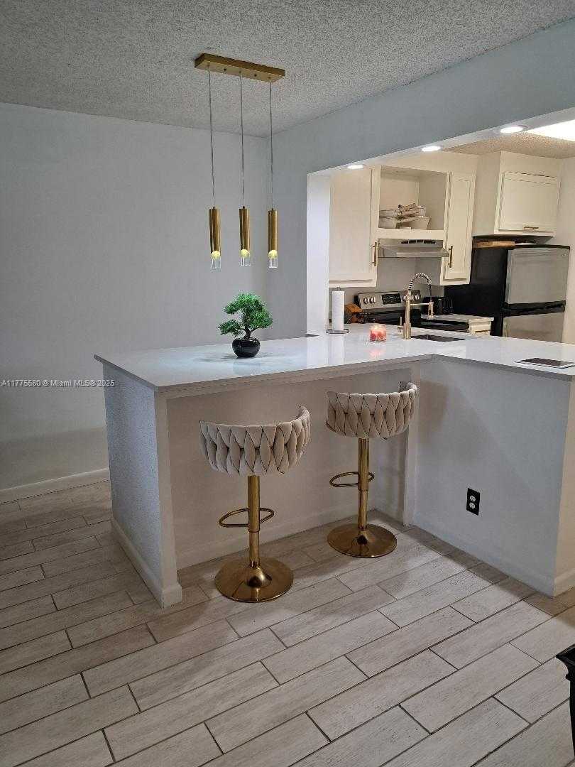 Small Image of 5501 LAKESIDE DR #204, Margate Number 7