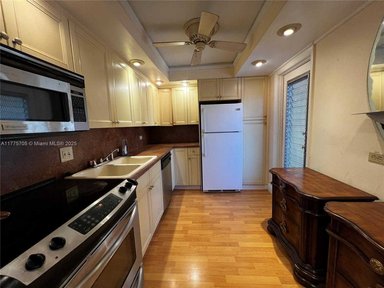 Small Image of 447 NORTH EAST 195TH ST #309, Miami Number 3