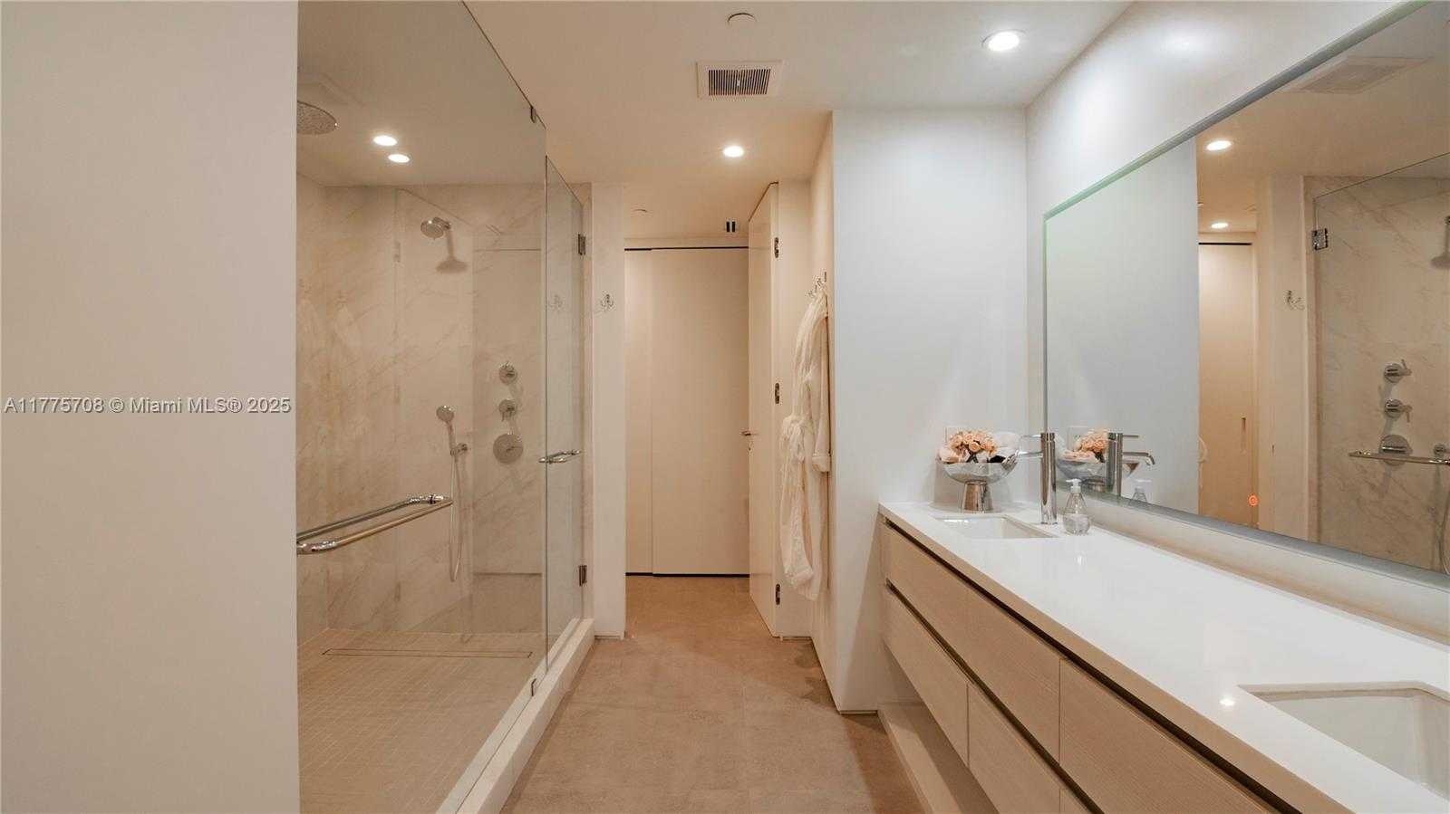 Small Image of 100 SOUTH POINTE DR #1906/07, Miami Beach Number 10