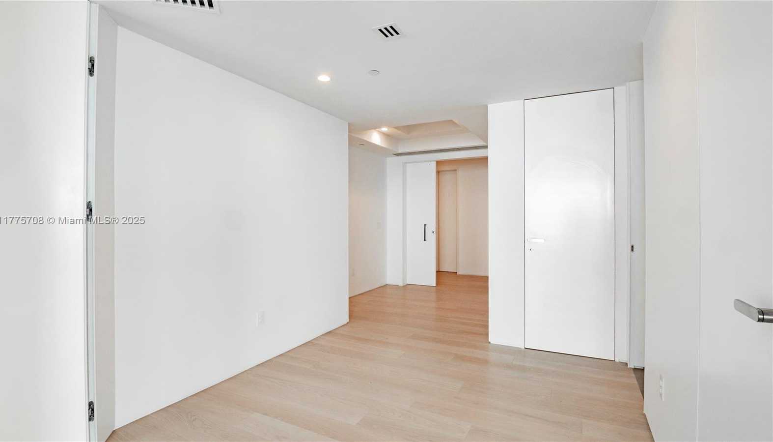 Small Image of 100 SOUTH POINTE DR #1906/07, Miami Beach Number 12