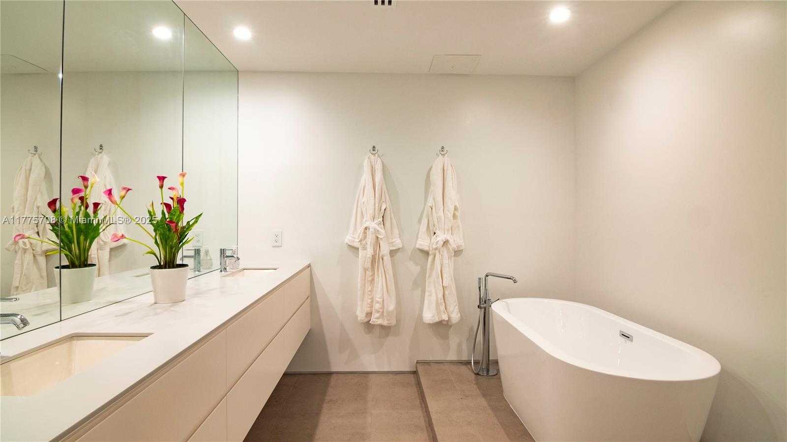 Small Image of 100 SOUTH POINTE DR #1906/07, Miami Beach Number 20