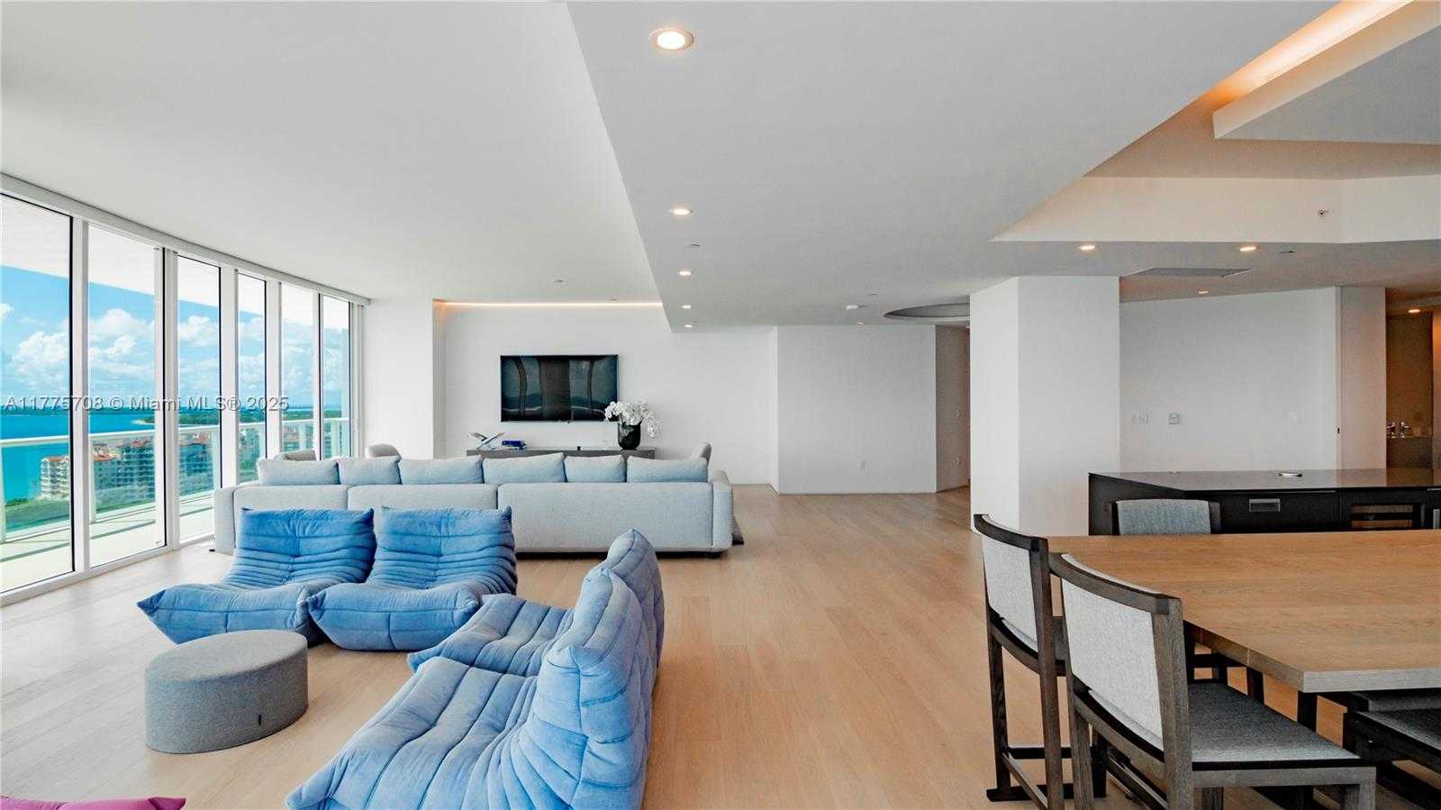 Small Image of 100 SOUTH POINTE DR #1906/07, Miami Beach Number 3