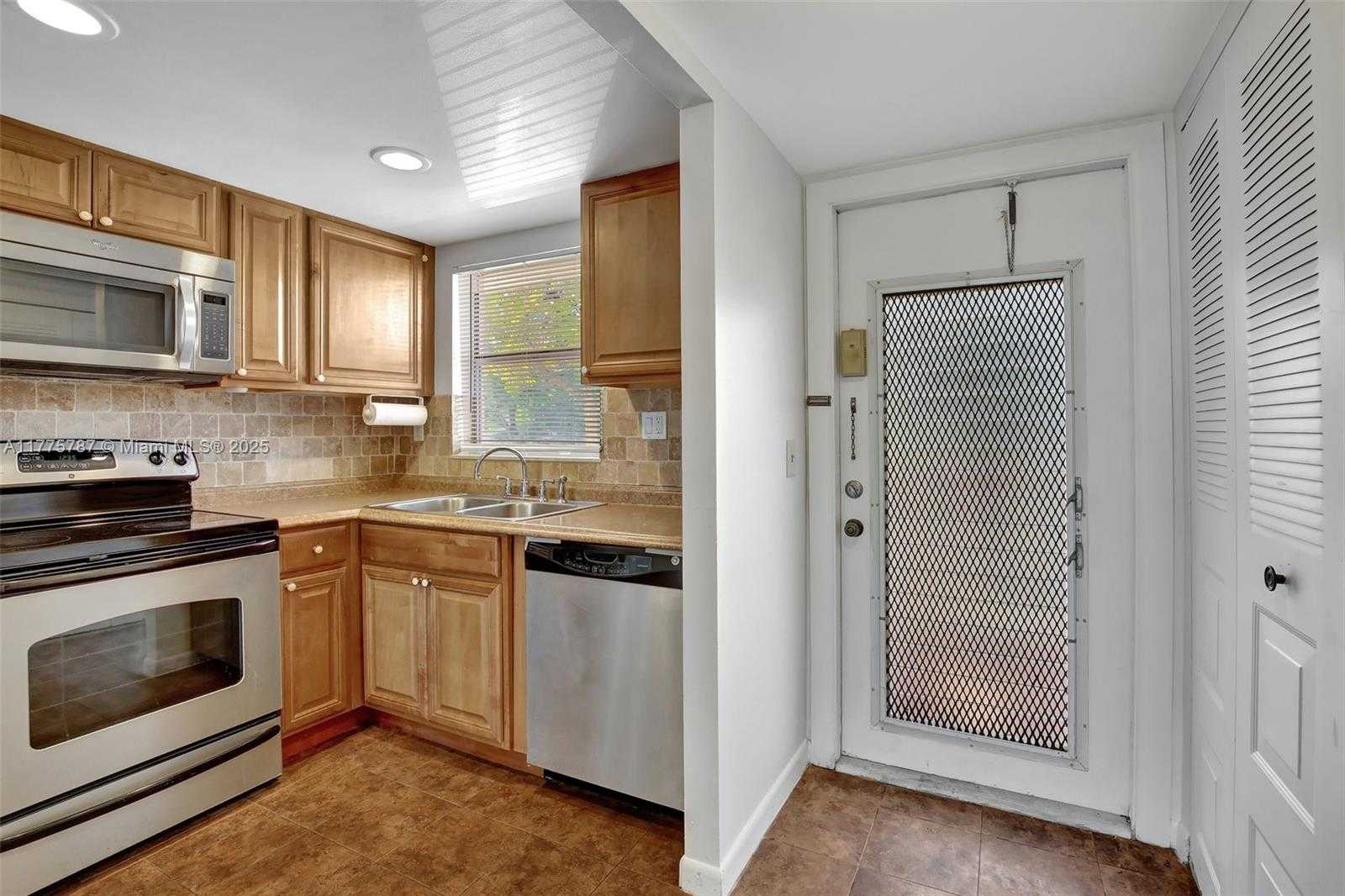 Small Image of 9621 SUNRISE LAKES BLVD #203, Sunrise Number 3