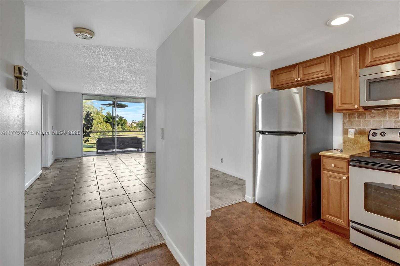 Small Image of 9621 SUNRISE LAKES BLVD #203, Sunrise Number 4
