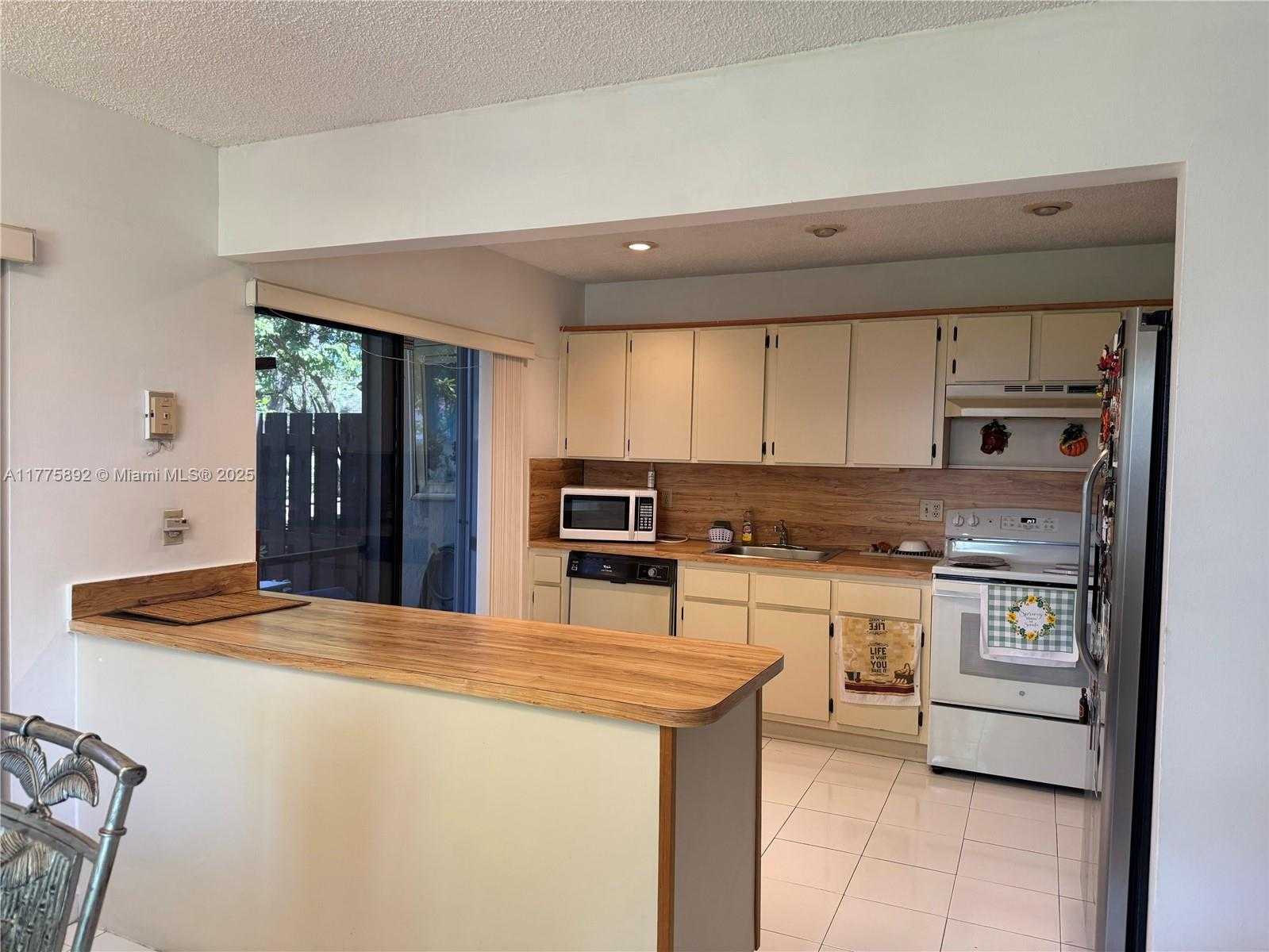 Small Image of 15563 SOUTH WEST 110TH TER #15563, Miami Number 5