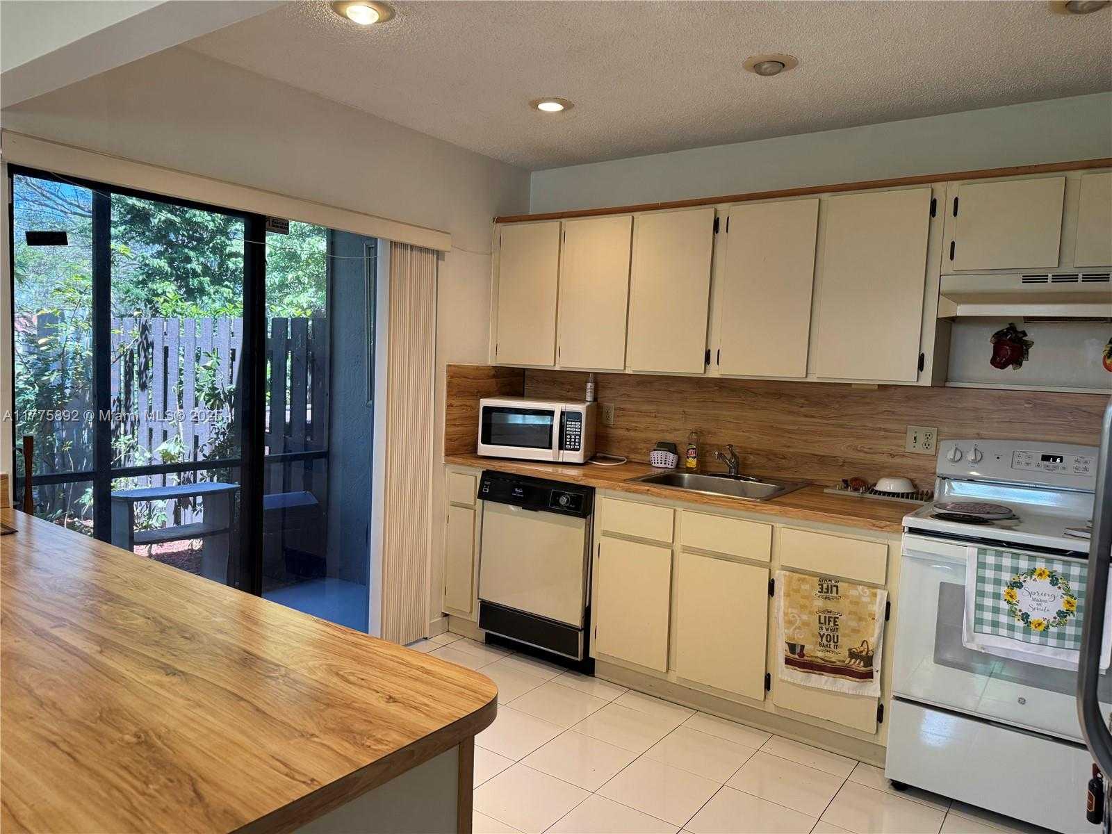 Small Image of 15563 SOUTH WEST 110TH TER #15563, Miami Number 6