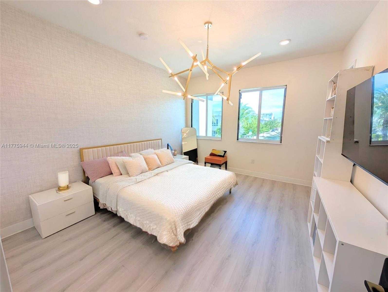Small Image of 10365 NW 66th St, Doral, FL 33178, USA Number 11