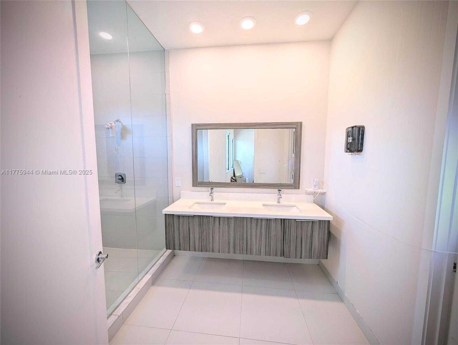 Small Image of 10365 NW 66th St, Doral, FL 33178, USA Number 13