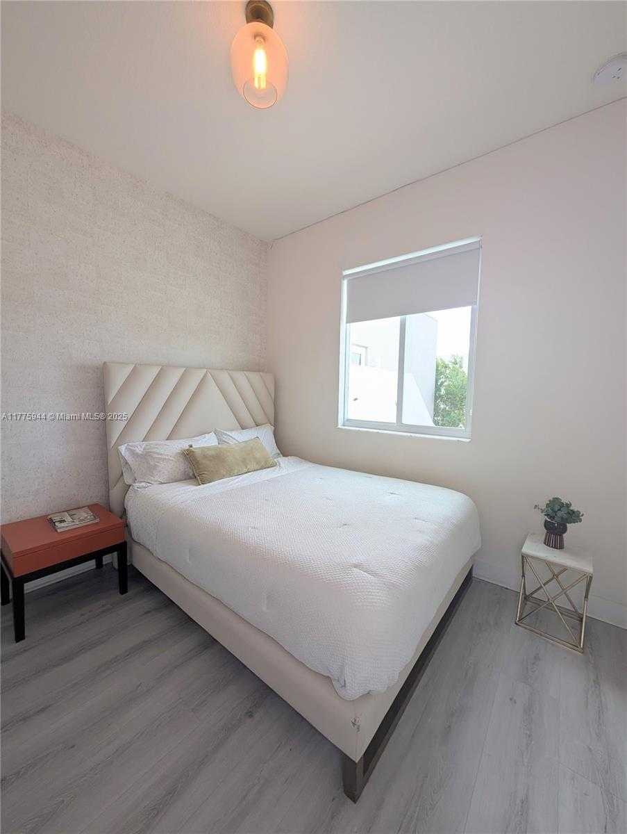 Small Image of 10365 NW 66th St, Doral, FL 33178, USA Number 14