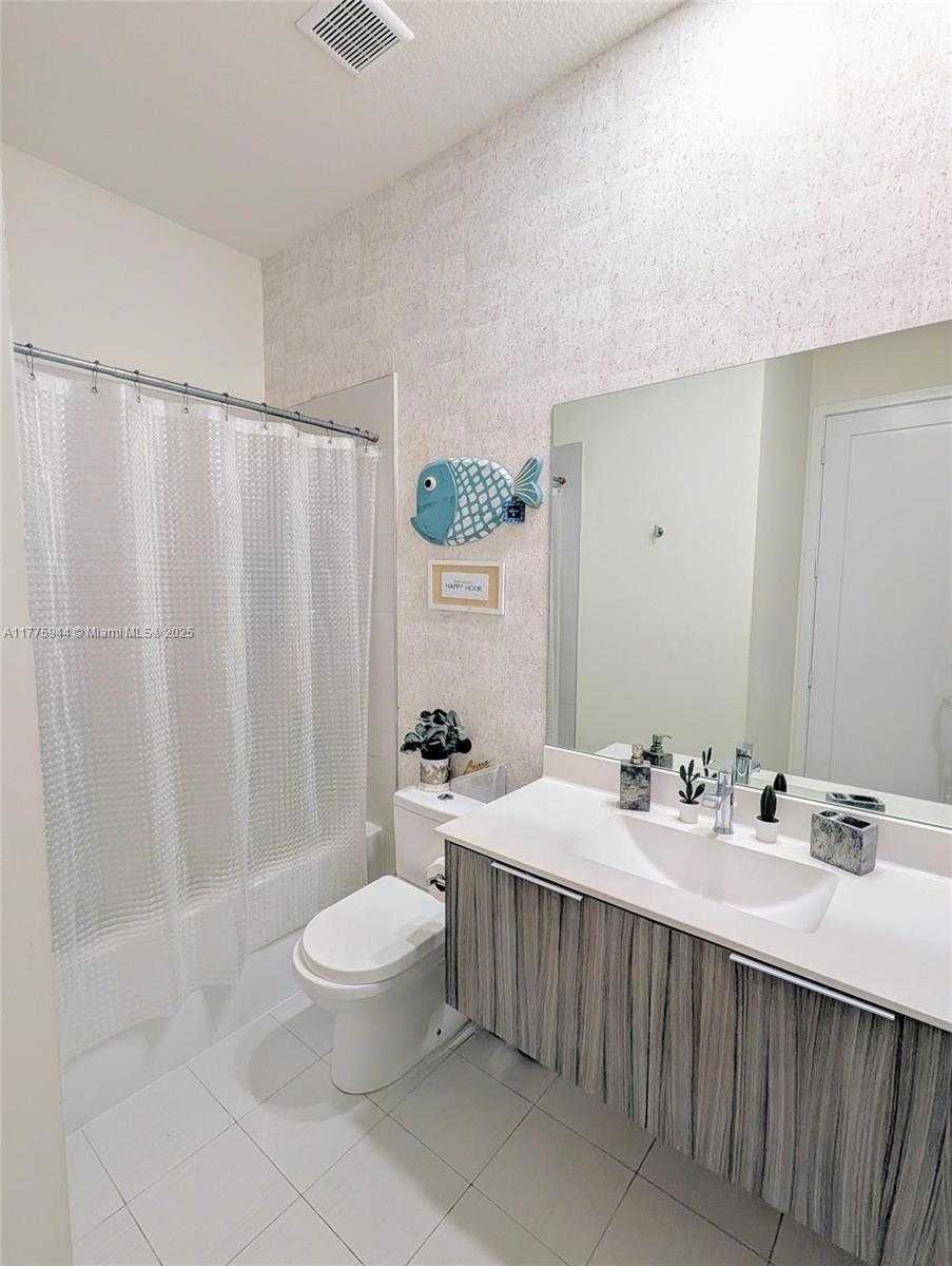 Small Image of 10365 NW 66th St, Doral, FL 33178, USA Number 15