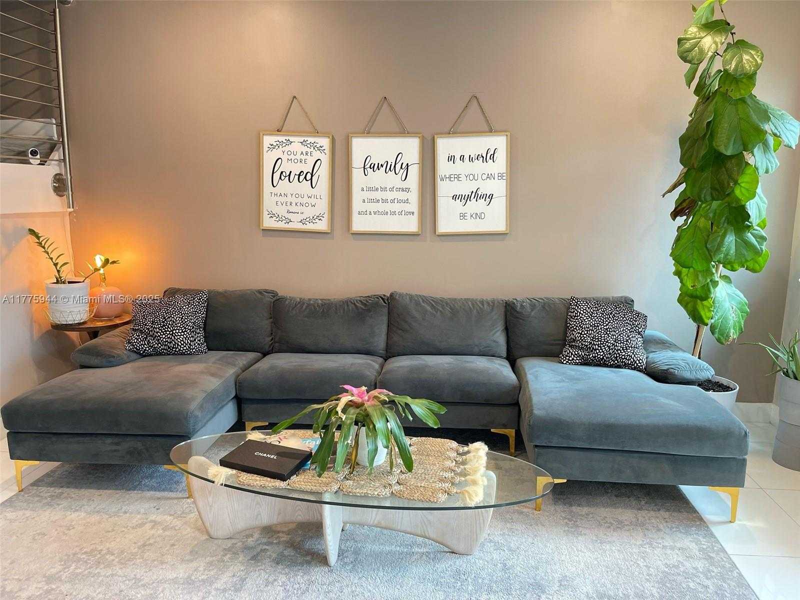 Small Image of 10365 NW 66th St, Doral, FL 33178, USA Number 4
