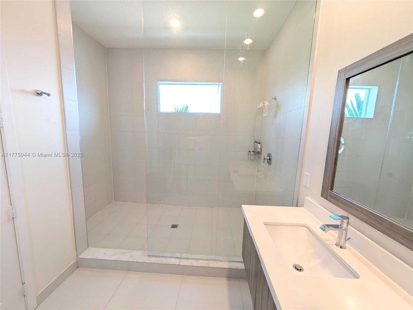 Small Image of 10365 NW 66th St, Doral, FL 33178, USA Number 5