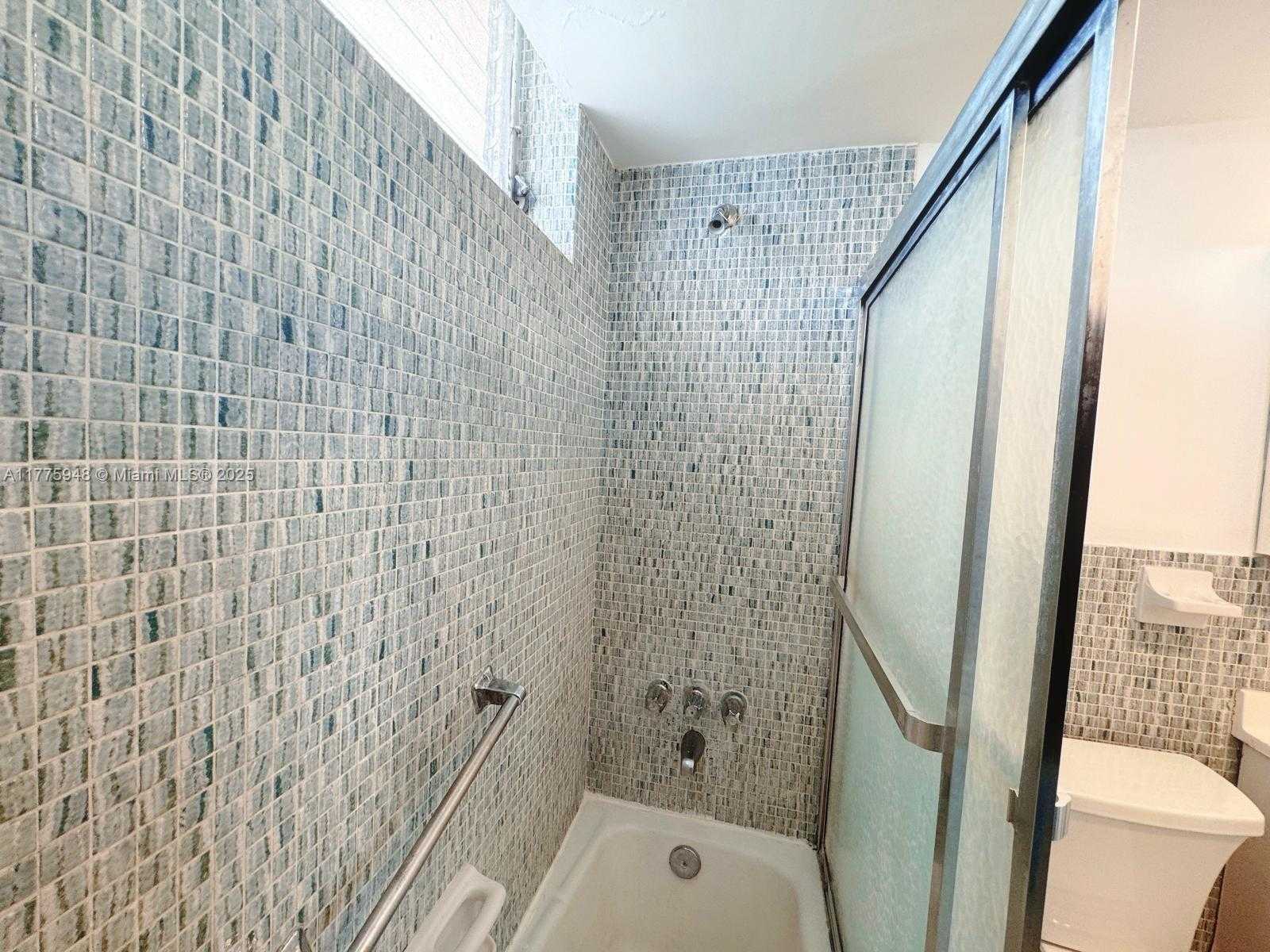 Small Image of 2903 POINT EAST DR #K411, Aventura Number 19
