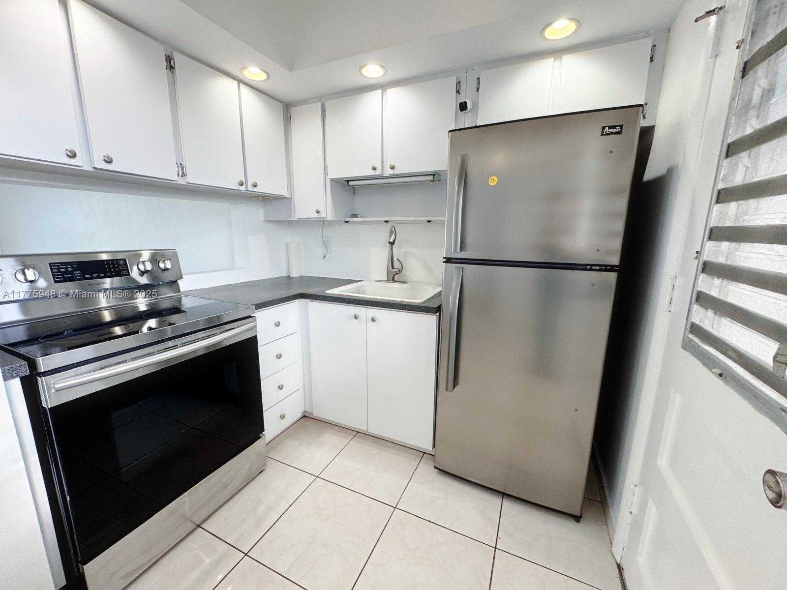Small Image of 2903 POINT EAST DR #K411, Aventura Number 5
