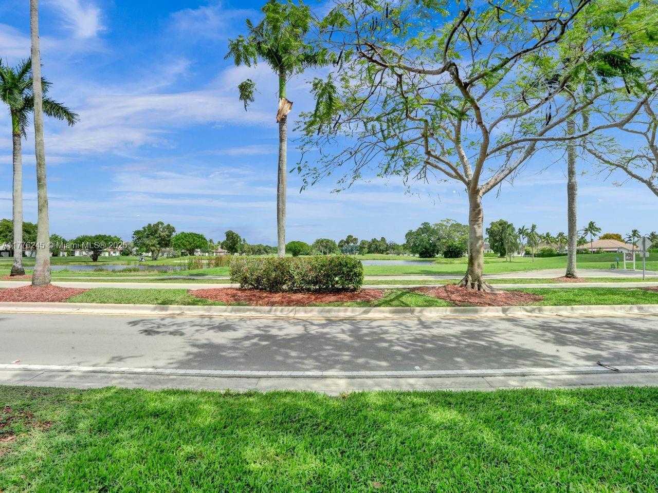 Small Image of 15831 SOUTH WEST 10TH ST, Pembroke Pines Number 20