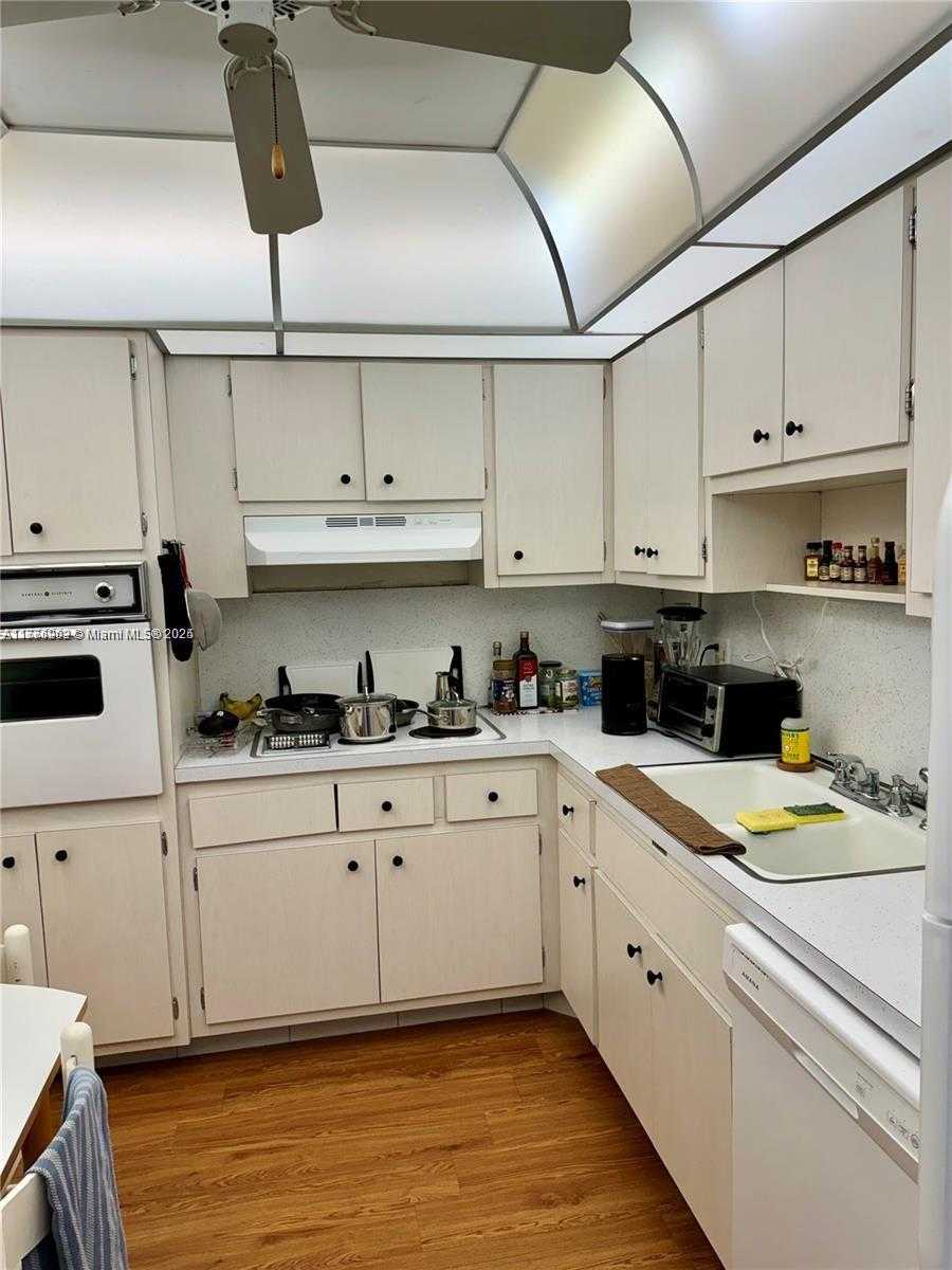Small Image of 400 KINGS POINT DR #609, Sunny Isles Beach Number 13