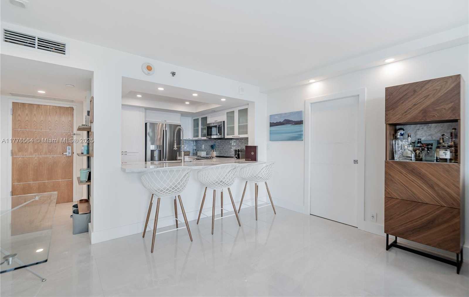 Small Image of 400 SOUTH POINTE DR #702, Miami Beach Number 13