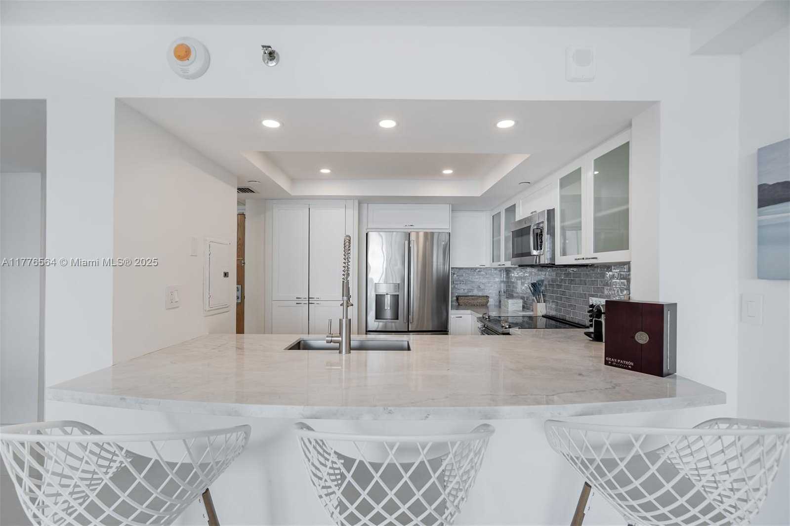 Small Image of 400 SOUTH POINTE DR #702, Miami Beach Number 14