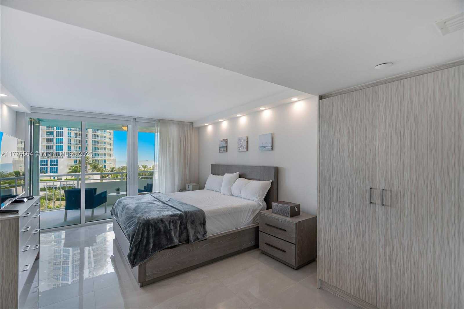 Small Image of 400 SOUTH POINTE DR #702, Miami Beach Number 15