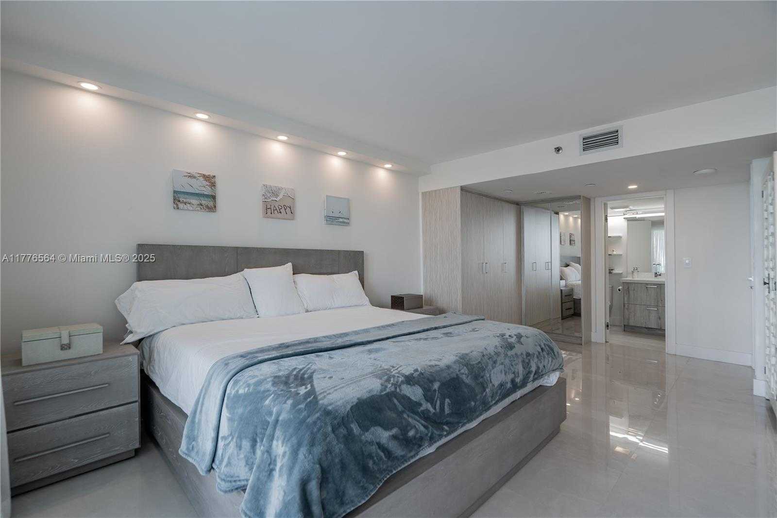 Small Image of 400 SOUTH POINTE DR #702, Miami Beach Number 16
