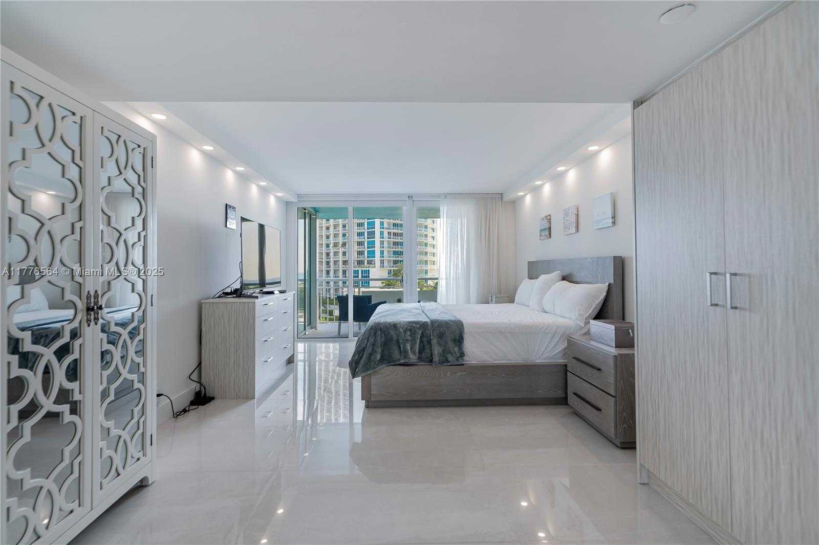 Small Image of 400 SOUTH POINTE DR #702, Miami Beach Number 17