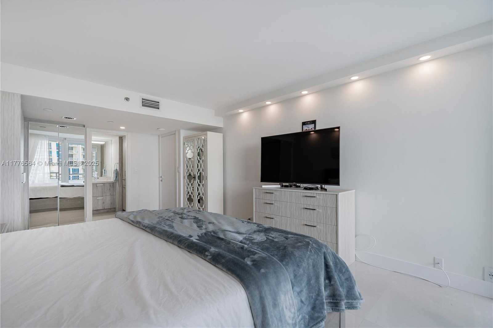 Small Image of 400 SOUTH POINTE DR #702, Miami Beach Number 18