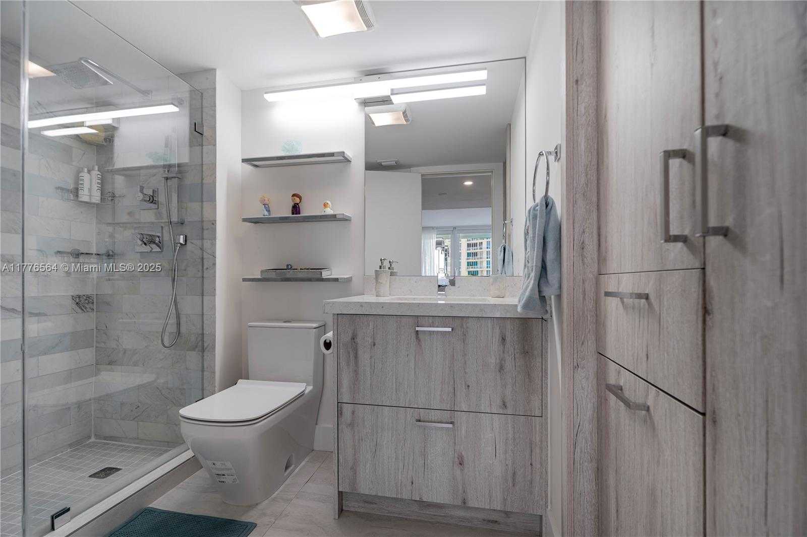 Small Image of 400 SOUTH POINTE DR #702, Miami Beach Number 19