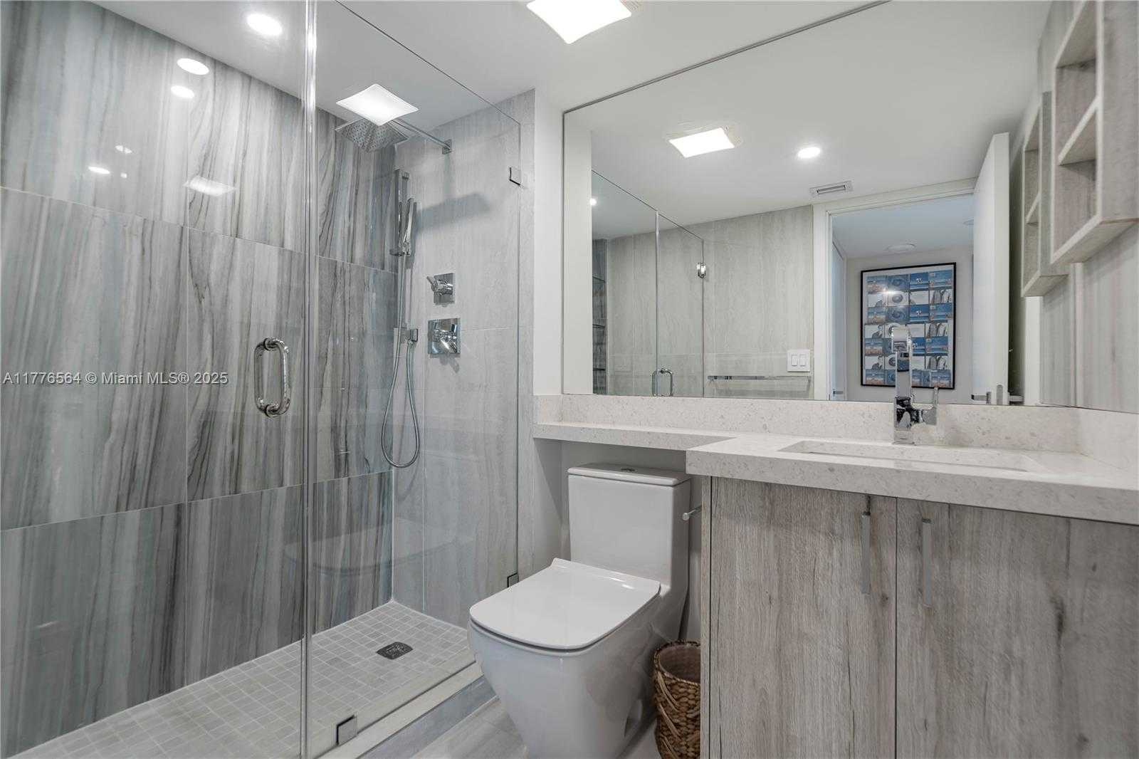 Small Image of 400 SOUTH POINTE DR #702, Miami Beach Number 21