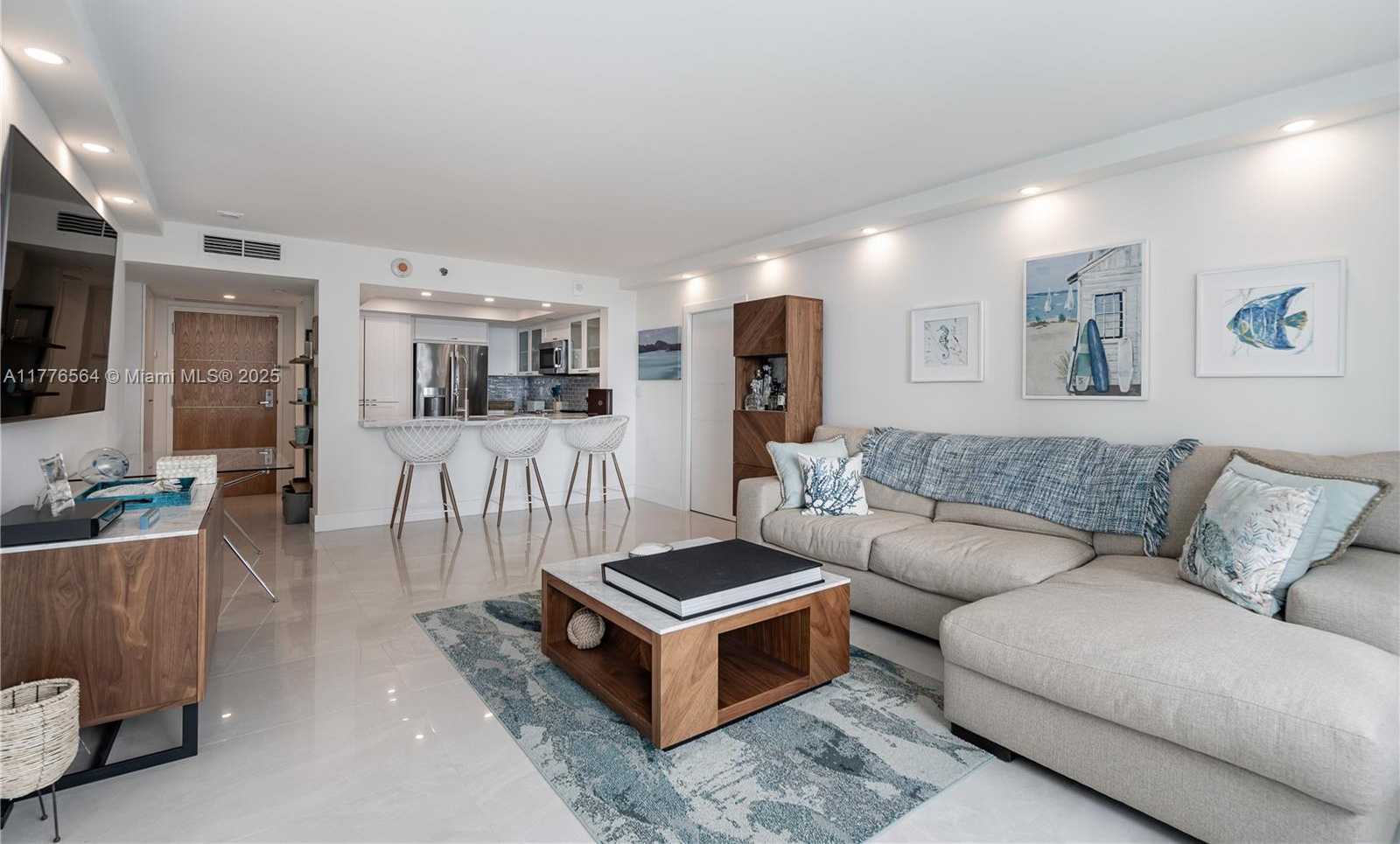 Small Image of 400 SOUTH POINTE DR #702, Miami Beach Number 4