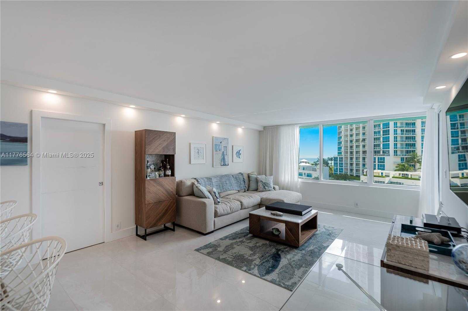 Small Image of 400 SOUTH POINTE DR #702, Miami Beach Number 5
