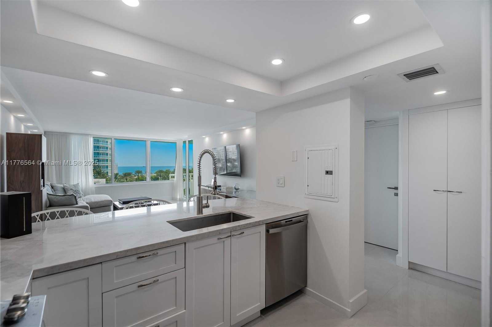 Small Image of 400 SOUTH POINTE DR #702, Miami Beach Number 6
