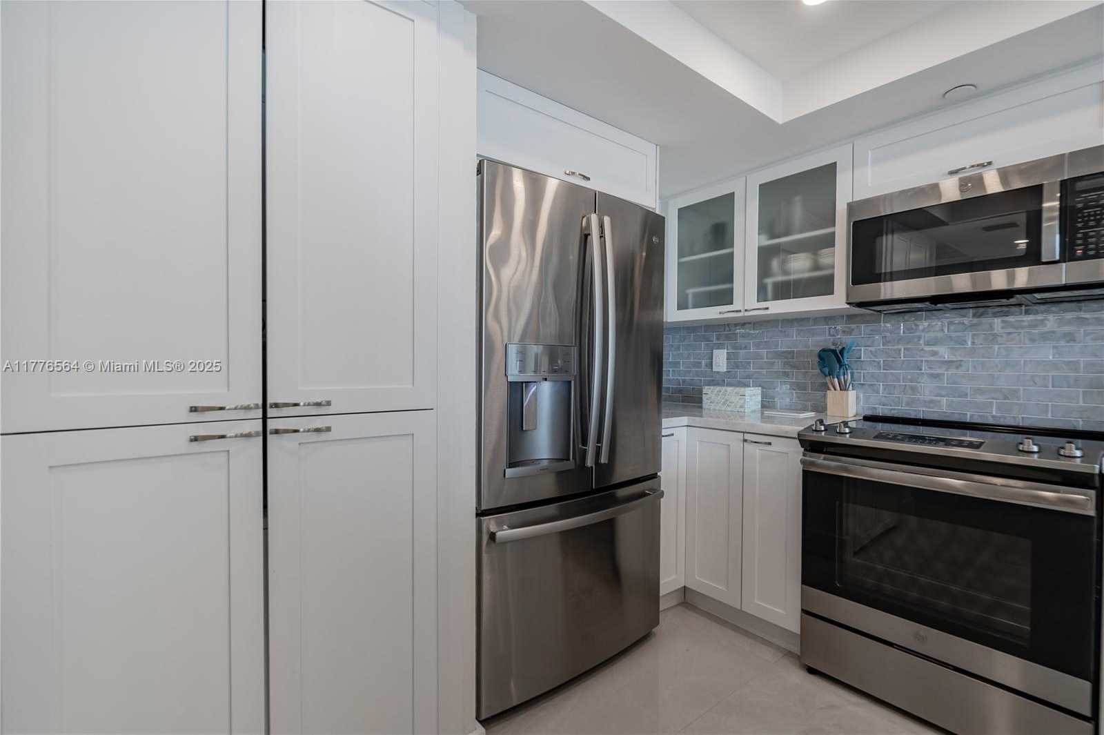 Small Image of 400 SOUTH POINTE DR #702, Miami Beach Number 7