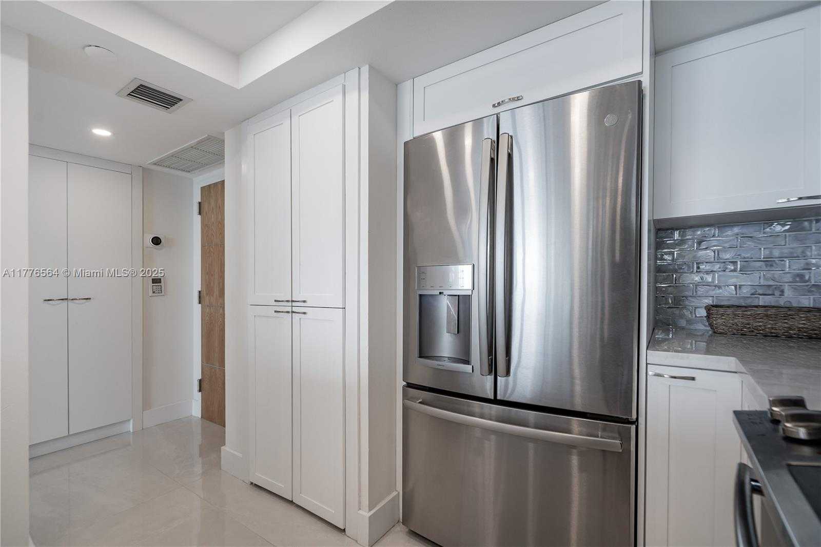 Small Image of 400 SOUTH POINTE DR #702, Miami Beach Number 8