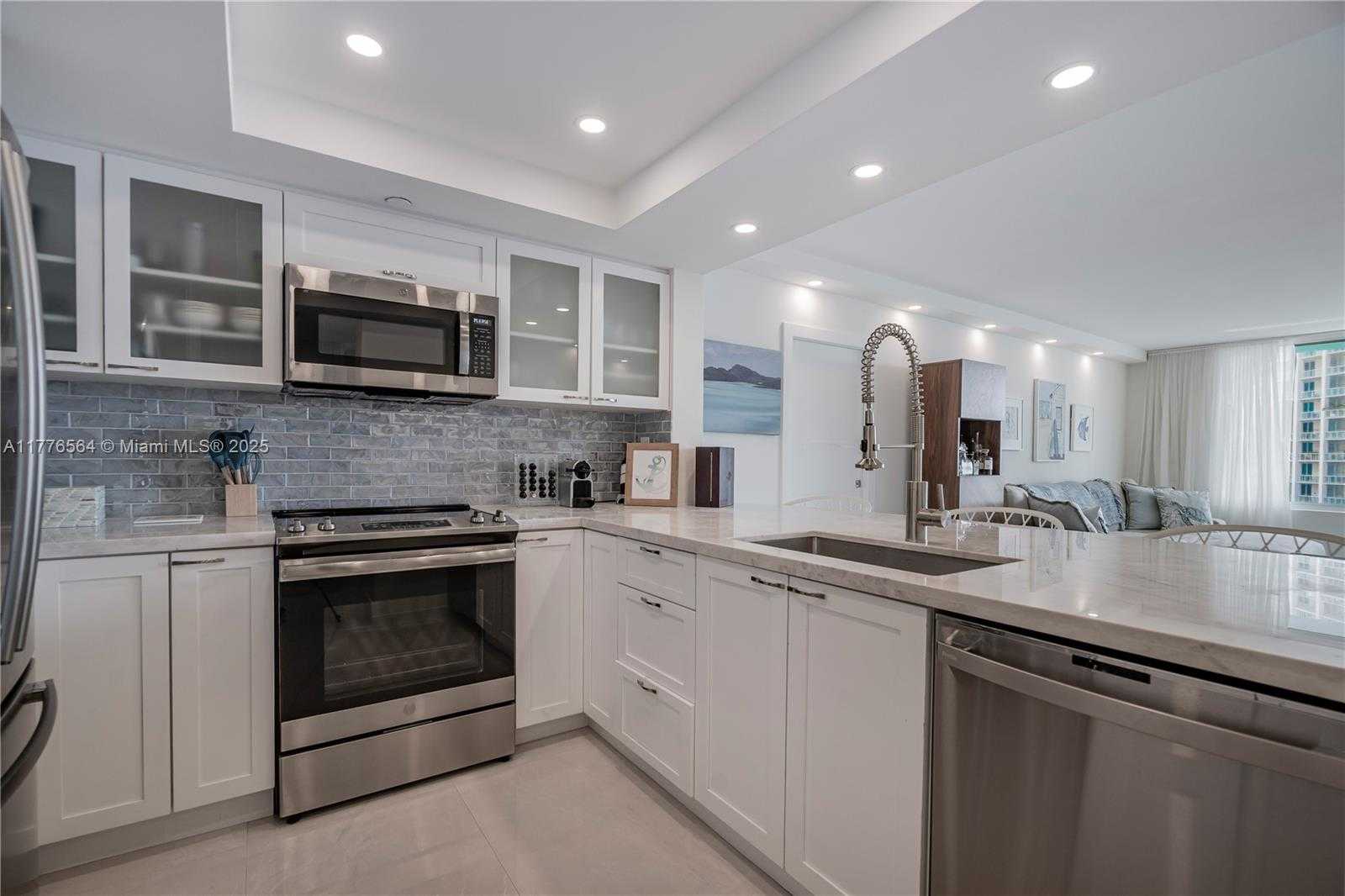 Small Image of 400 SOUTH POINTE DR #702, Miami Beach Number 9