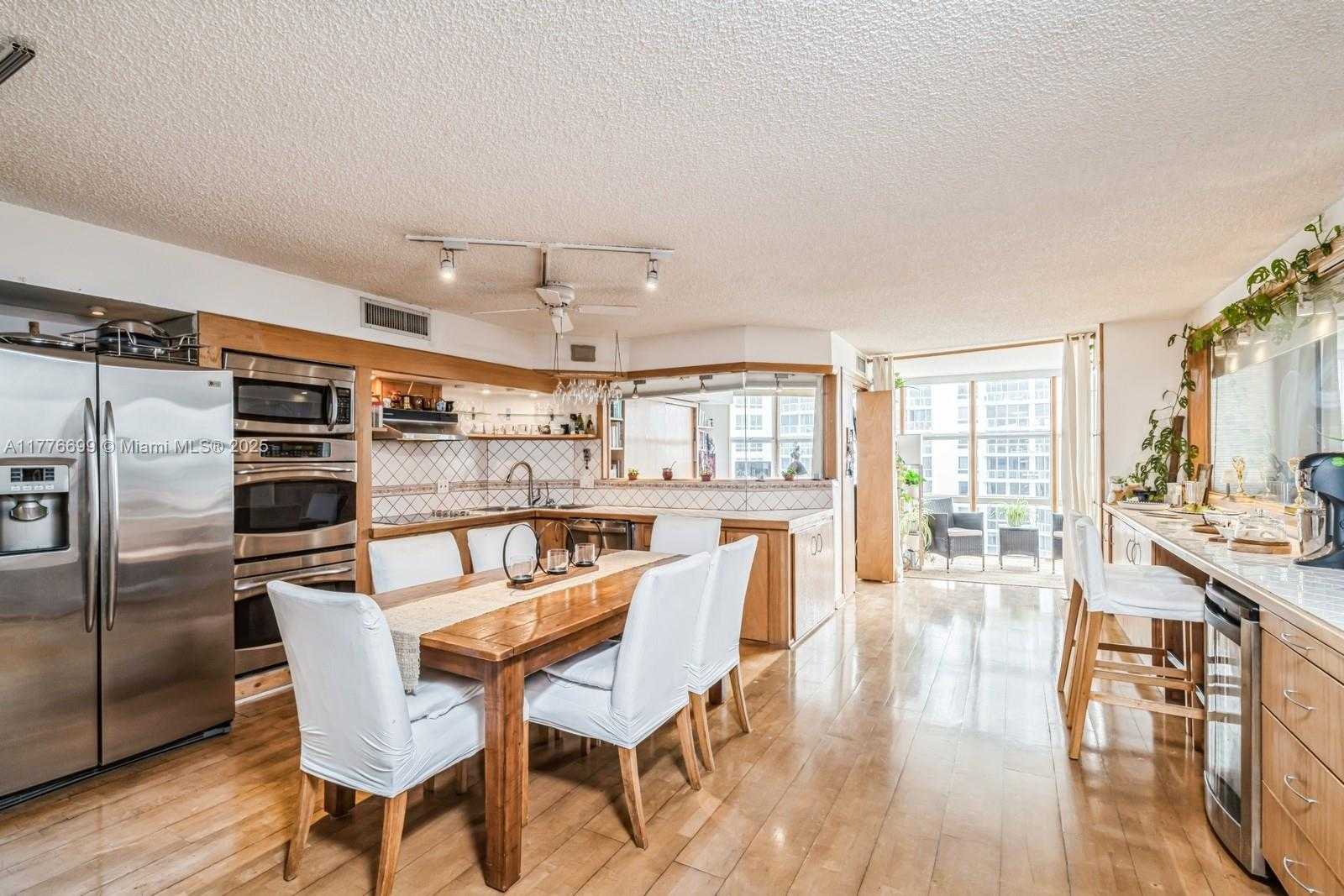 Small Image of 6423 COLLINS AVE #1602, Miami Beach Number 3