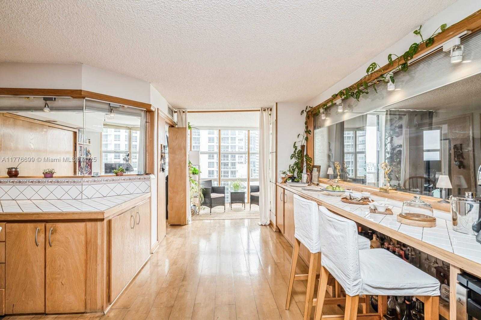 Small Image of 6423 COLLINS AVE #1602, Miami Beach Number 4
