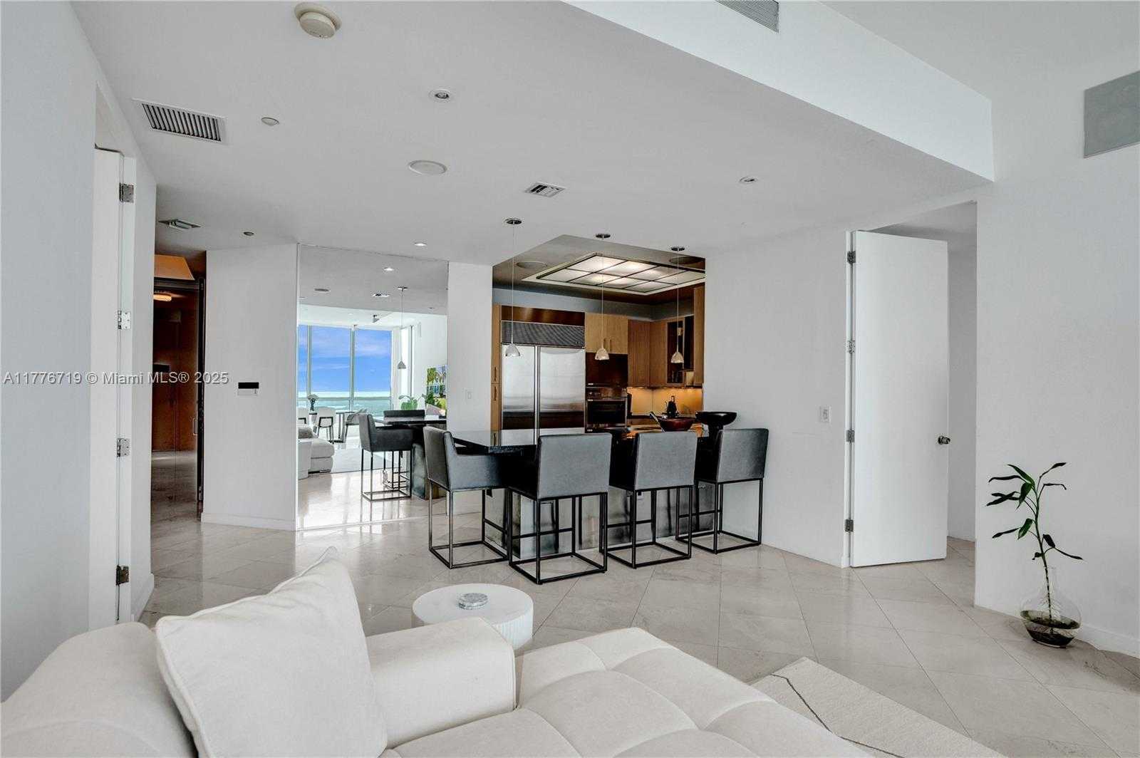 Small Image of 100 SOUTH POINTE DR #3102, Miami Beach Number 13