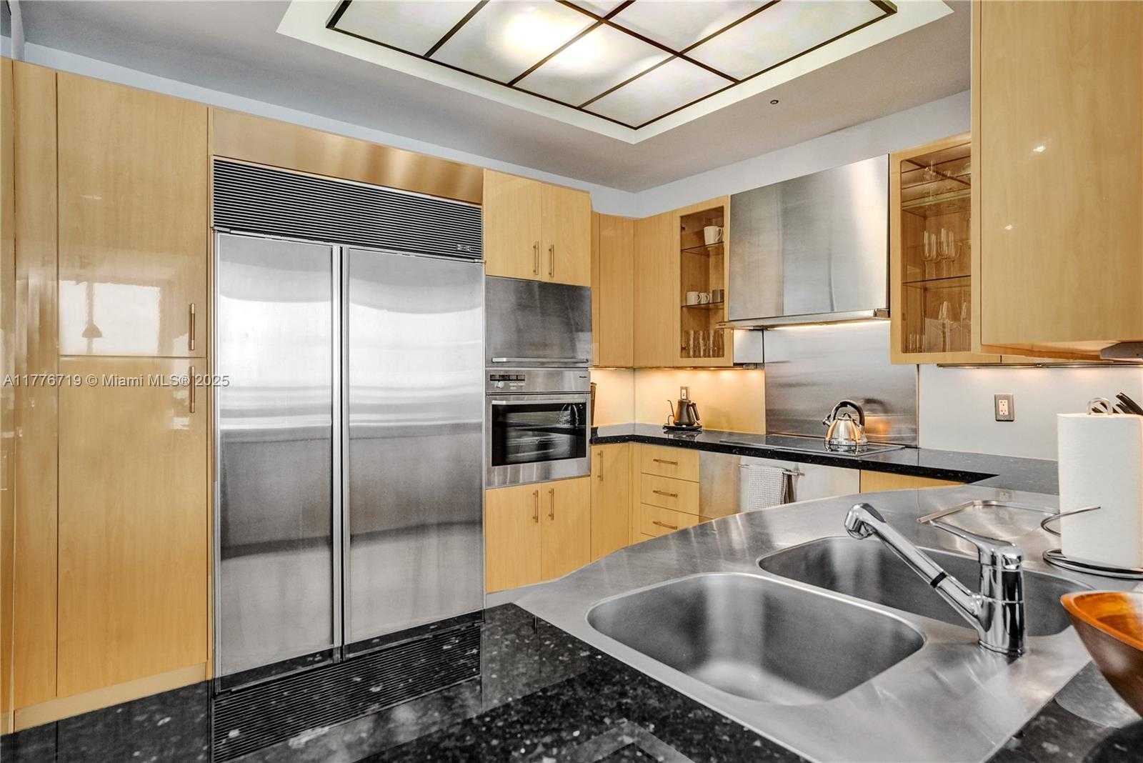 Small Image of 100 SOUTH POINTE DR #3102, Miami Beach Number 16