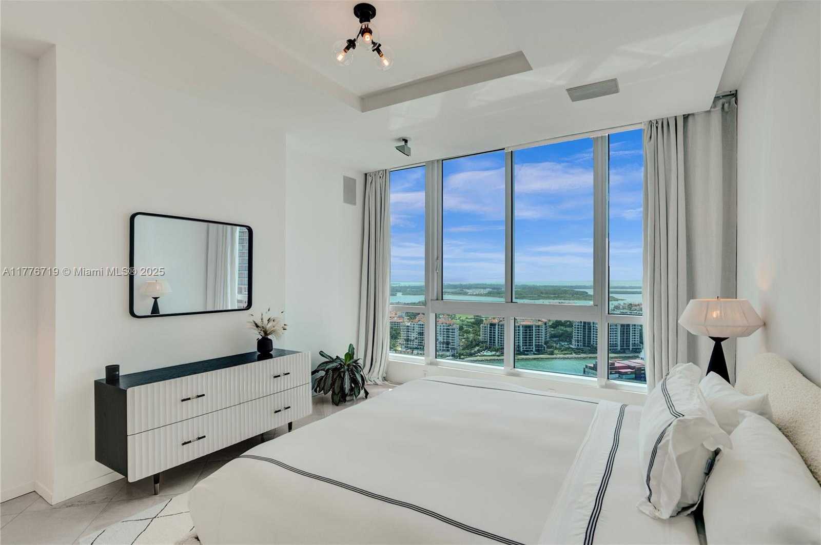 Small Image of 100 SOUTH POINTE DR #3102, Miami Beach Number 17