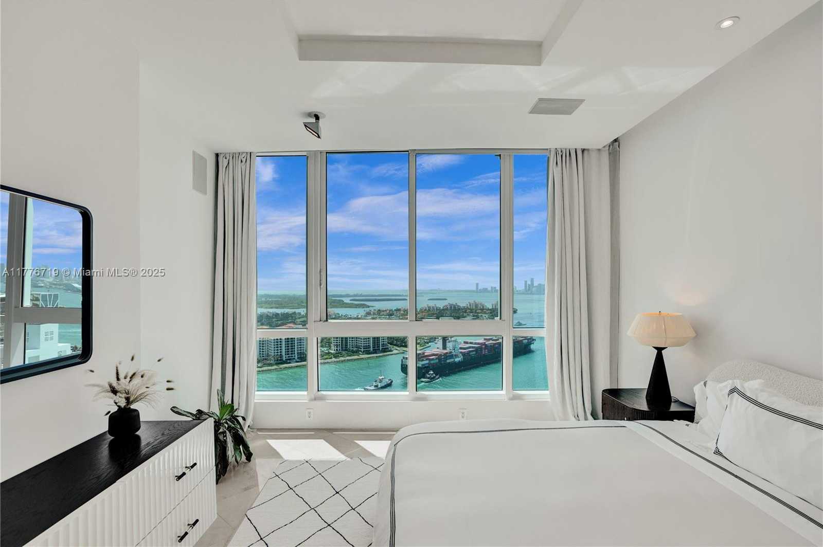 Small Image of 100 SOUTH POINTE DR #3102, Miami Beach Number 18