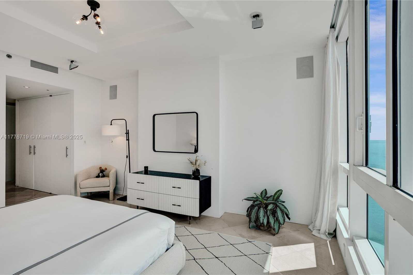 Small Image of 100 SOUTH POINTE DR #3102, Miami Beach Number 21